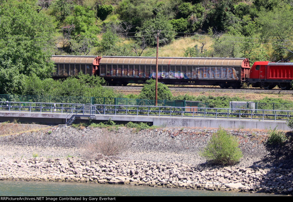 Covered hopper cars